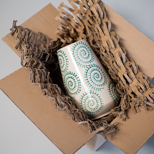 Mit Polstermatten verpackte Vase