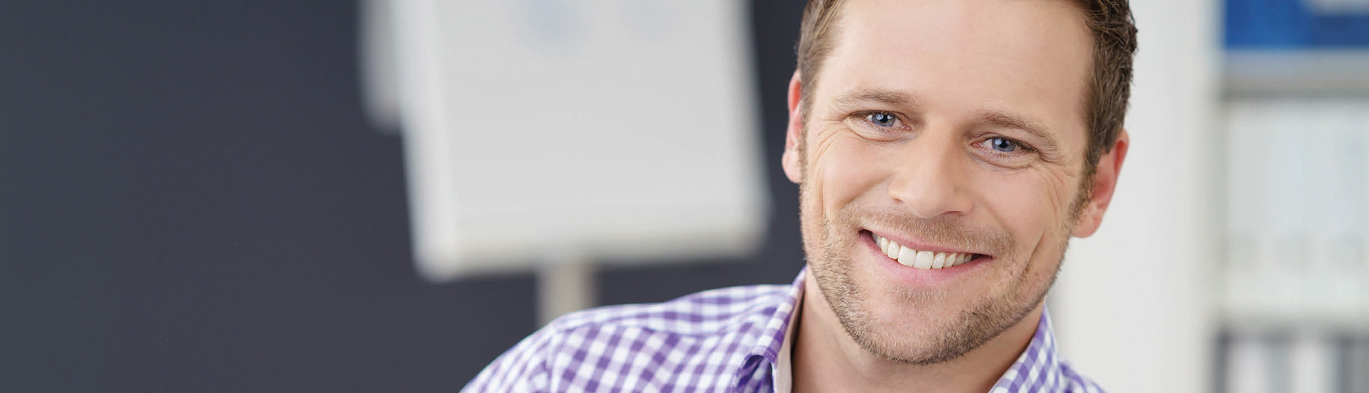 Mann lächelt