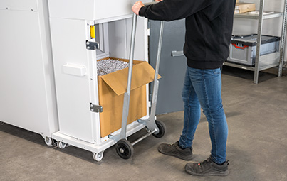 Papierschnipsel in Karton gepresst