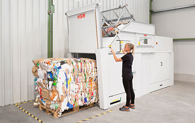 Horizontalballenpresse HSM HL 7009 mit Abschachtelwagen und ausgeworfenem Ballen