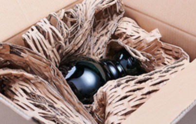 Verpackungsbeispiel Glasvase in Karton mit Matten verfüllt