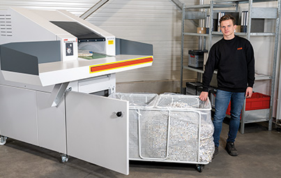 Mann sieht Sammelwagen aus HSM Schredder