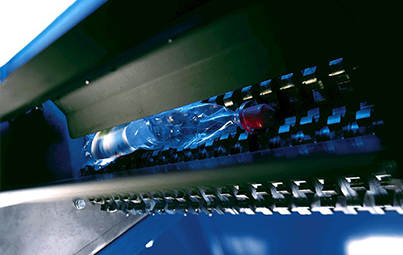 Flasche wird von Walzen gecrushed