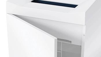 Robuster Holzunterschrank mit weitem Türöffnungswinkel zum komfortablem Entnehmen des Auffangbeutels