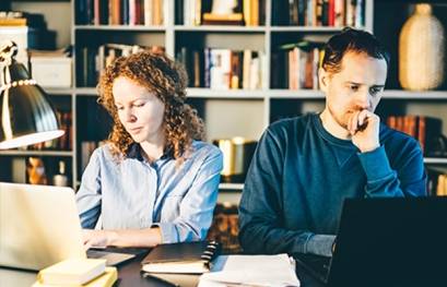 Zwei Personen am Arbeitsplatz im Homeoffice