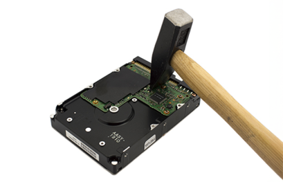 Festplatte wird mit Hammer geschlagen