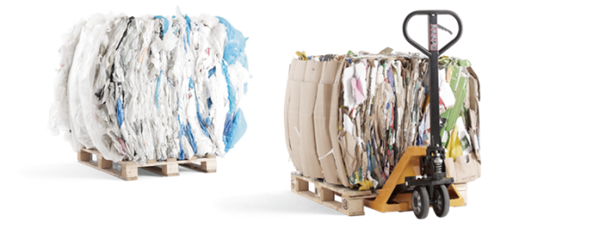 Zwei gepresste Abfallballen