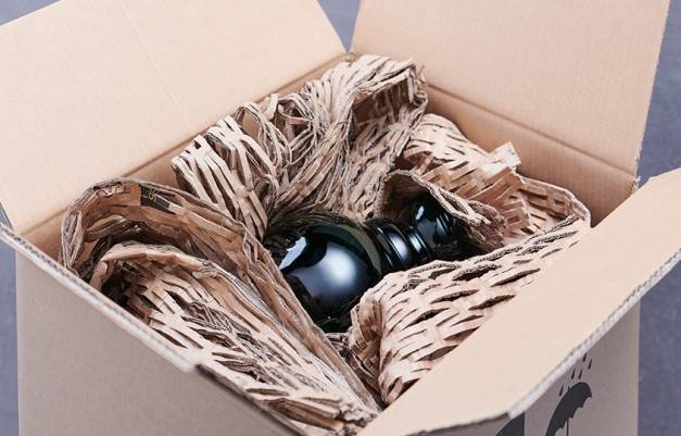 Vase in Karton mit Polstermatten verpackt